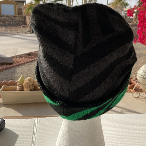 Flow Snowboarding Beanie Toque Hat Reversible Green & Black and Gray & Black - Picture 7 of 8